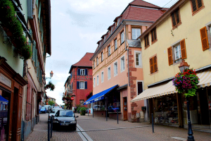 23_Buchsweiler_(Bouxwiller)_-_Die_Hauptstrasse_(Einkaufsstrasse)