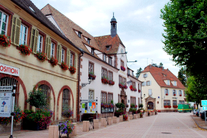 24_Buchsweiler_(Bouxwiller)_-_Touristenamt_mit_dem_Museum_'Hanauer_Land',_rechts_daneben_das_Rathaus