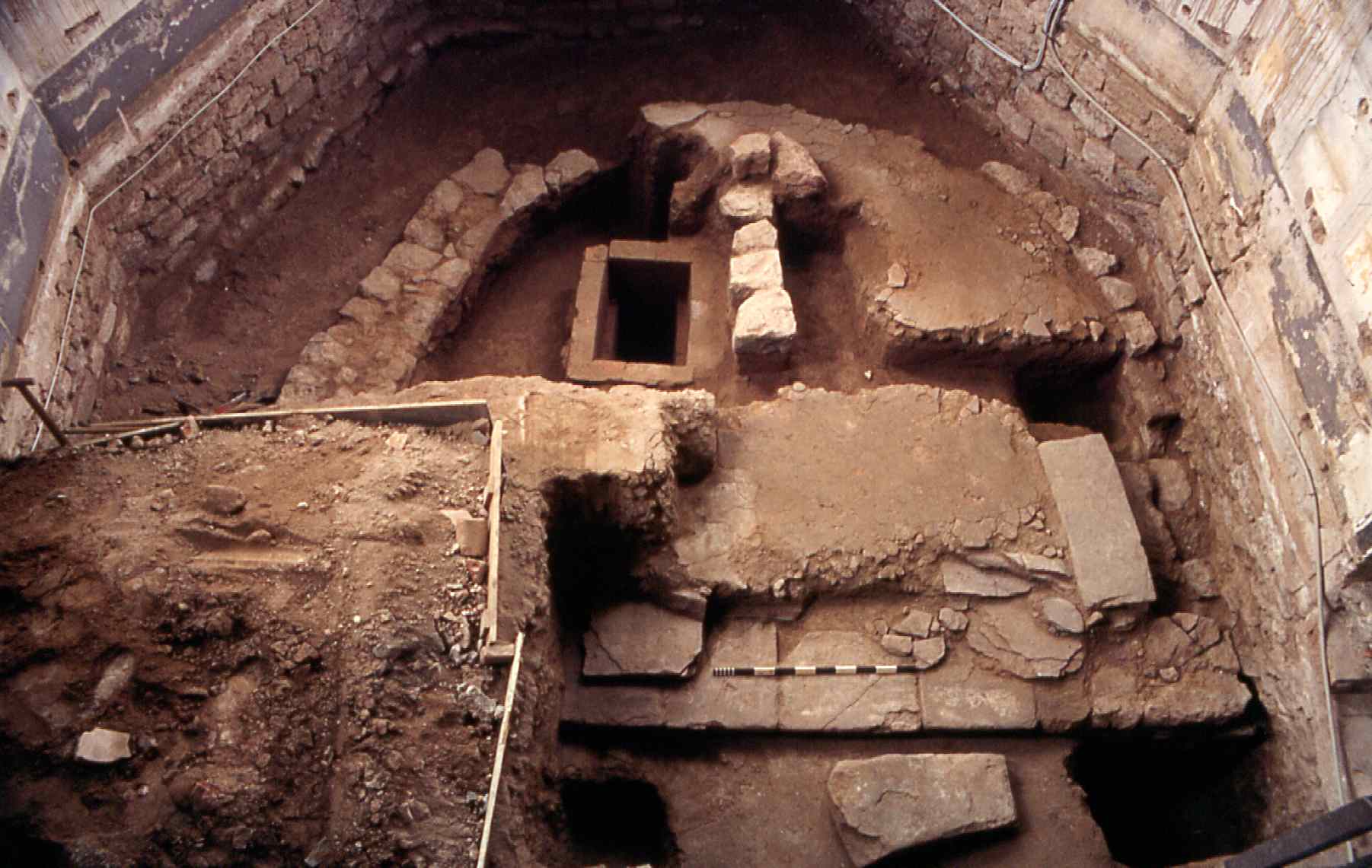 Grabungsfläche mit überwiegend vorromanischen Kirchenbaubefunden im Chor der heutigen ev. Pfarrkirche von Erlensee-Langendiebach Archäologische Ausgrabung in Langendiebach