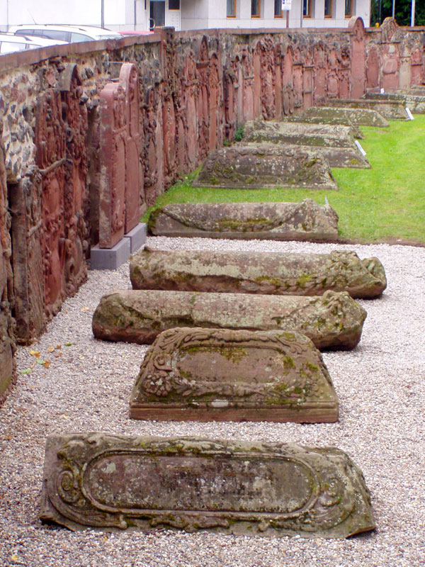 Grabdenkmäler auf dem Deutschen Friedhof, Nussallee