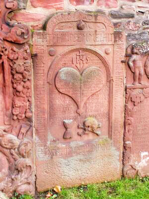 Sandsteingrabstein auf dem Deutschen Friedhof, Nussallee