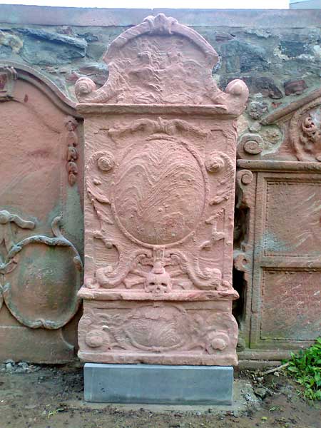 Sandsteingrabstein auf dem Deutschen Friedhof, Nussallee